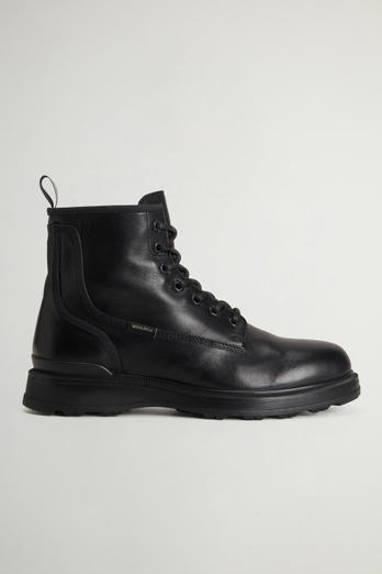 Grove Lace-Up Boots in Calfskin Leather Black photo 1 | Woolrich